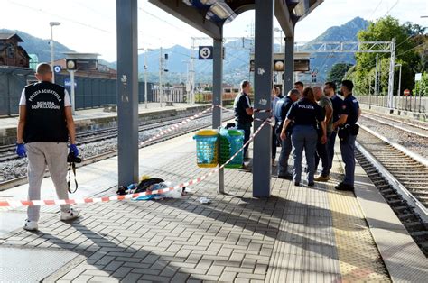 morti a calolziocorte|Calolziocorte, accoltellato dal branco in stazione:。